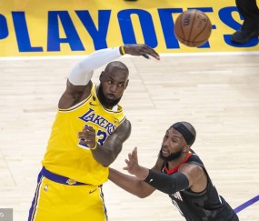 季后赛怎么打？詹姆斯来开课 残阵大比拼火箭烂到家了!